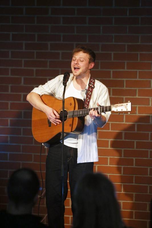 Písně Thoma Artwaye v komorní atmosféře brněnské kavárny