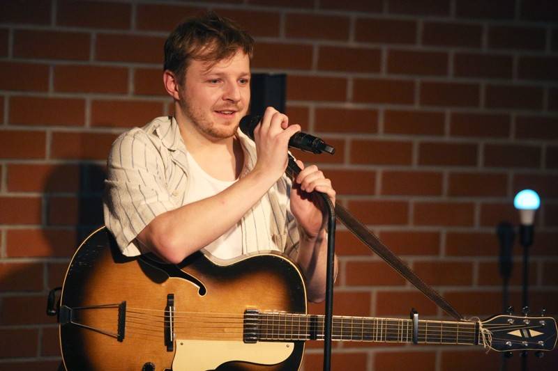 Písně Thoma Artwaye v komorní atmosféře brněnské kavárny