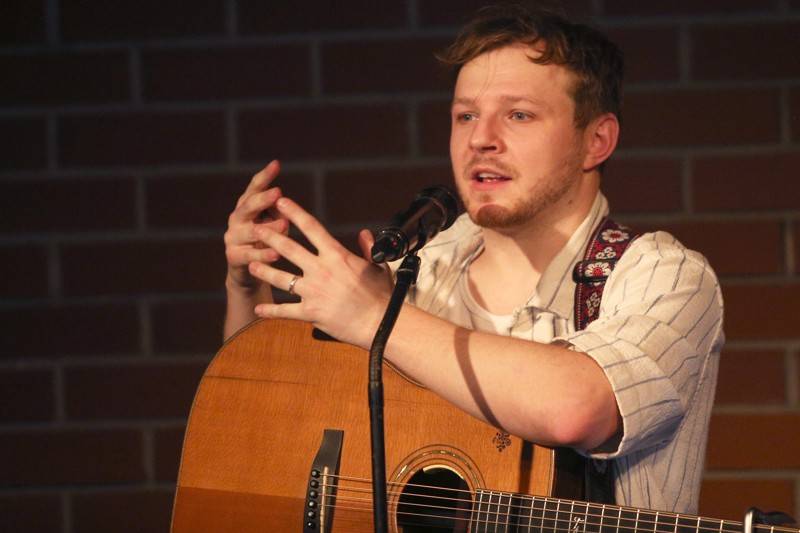 Písně Thoma Artwaye v komorní atmosféře brněnské kavárny