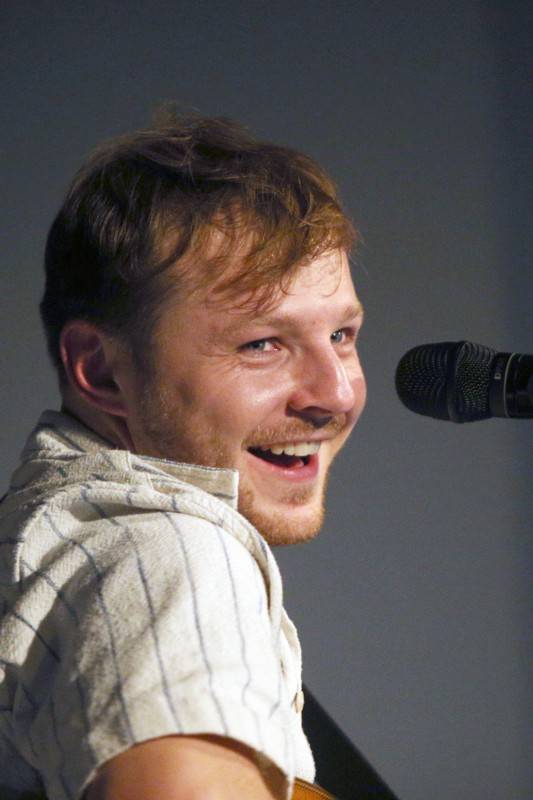 Písně Thoma Artwaye v komorní atmosféře brněnské kavárny