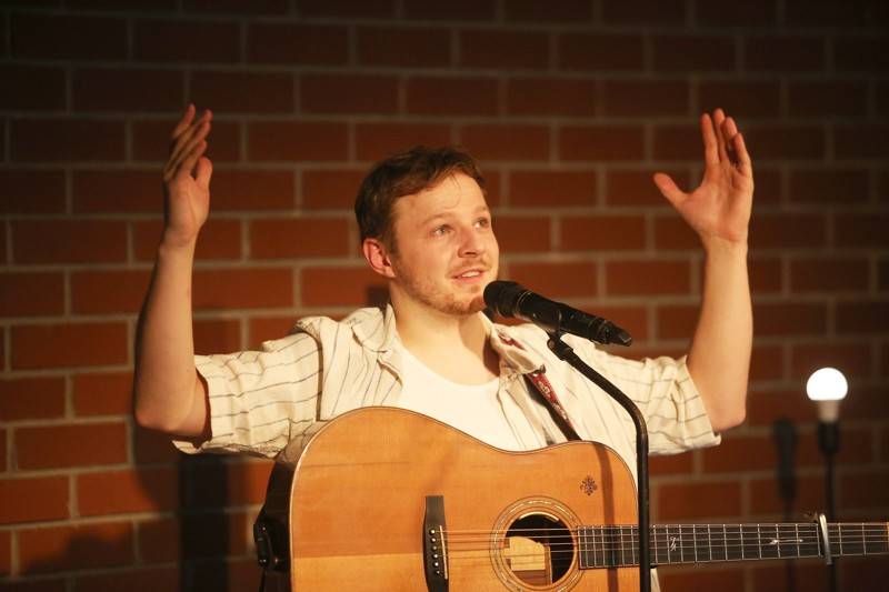 Písně Thoma Artwaye v komorní atmosféře brněnské kavárny