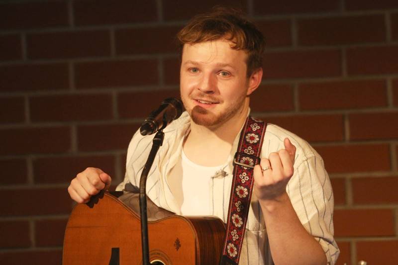 Písně Thoma Artwaye v komorní atmosféře brněnské kavárny