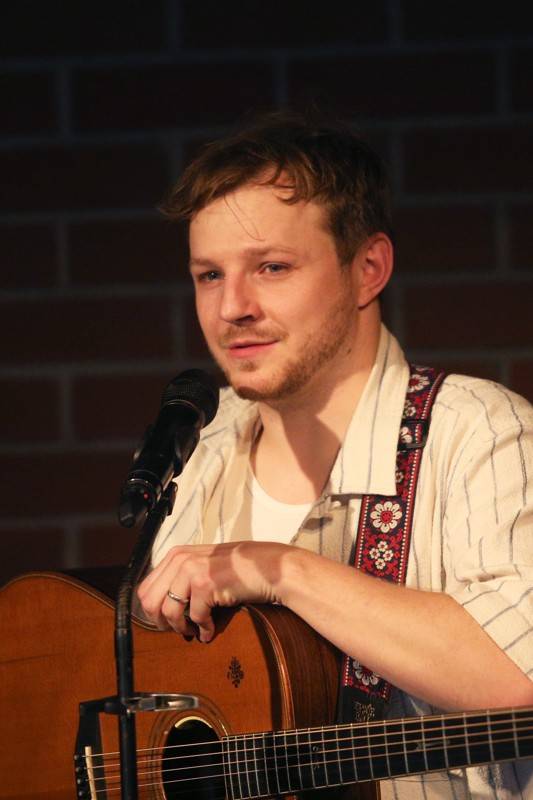 Písně Thoma Artwaye v komorní atmosféře brněnské kavárny