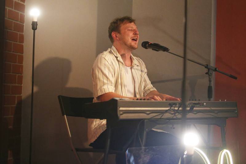 Písně Thoma Artwaye v komorní atmosféře brněnské kavárny