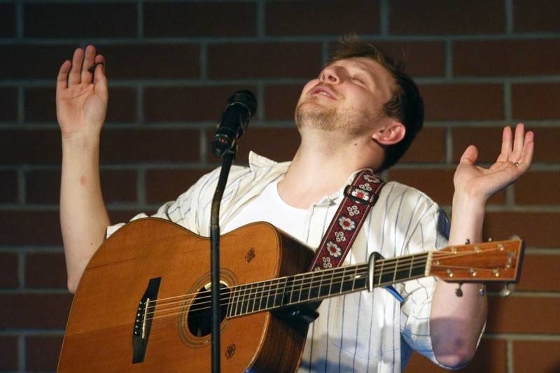 Písně Thoma Artwaye v komorní atmosféře brněnské kavárny