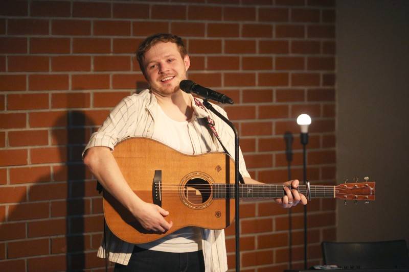 Písně Thoma Artwaye v komorní atmosféře brněnské kavárny