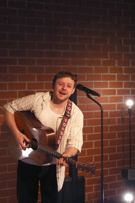 Písně Thoma Artwaye v komorní atmosféře brněnské kavárny