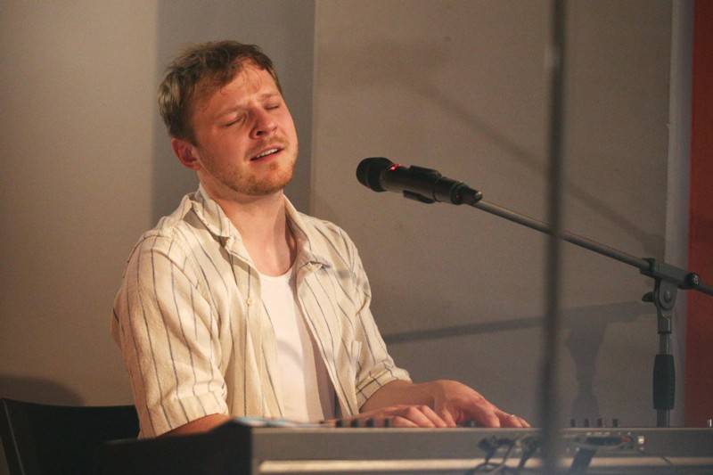 Písně Thoma Artwaye v komorní atmosféře brněnské kavárny