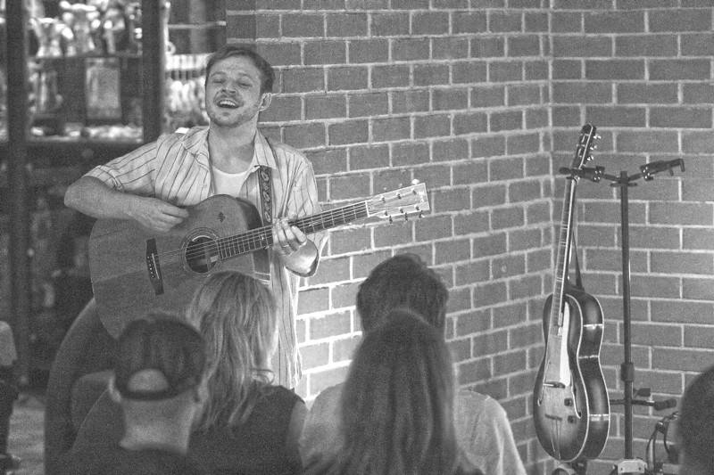 Písně Thoma Artwaye v komorní atmosféře brněnské kavárny