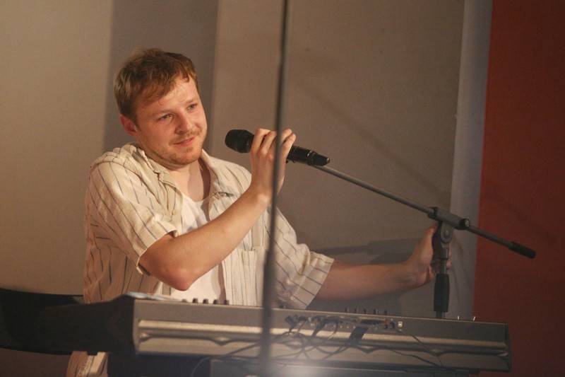 Písně Thoma Artwaye v komorní atmosféře brněnské kavárny