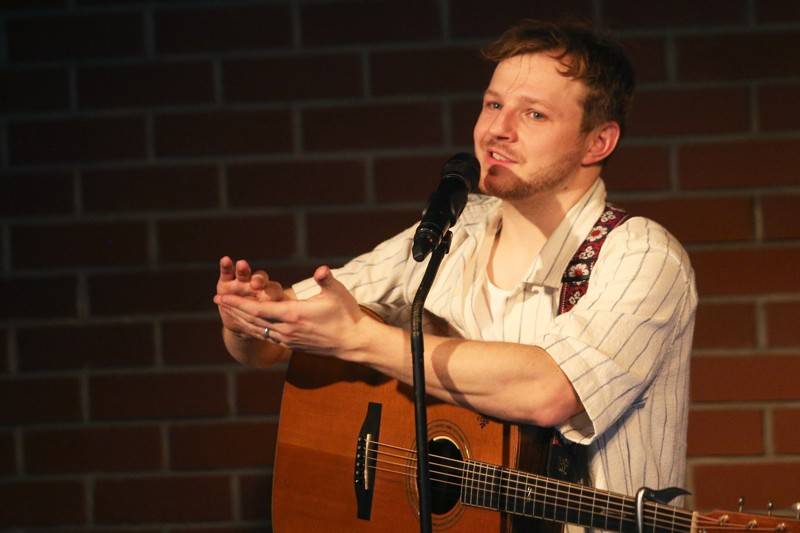 Písně Thoma Artwaye v komorní atmosféře brněnské kavárny