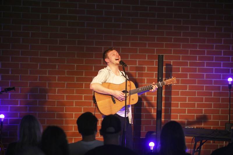 Písně Thoma Artwaye v komorní atmosféře brněnské kavárny