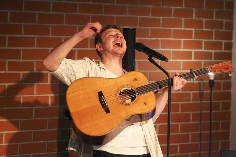 Písně Thoma Artwaye v komorní atmosféře brněnské kavárny