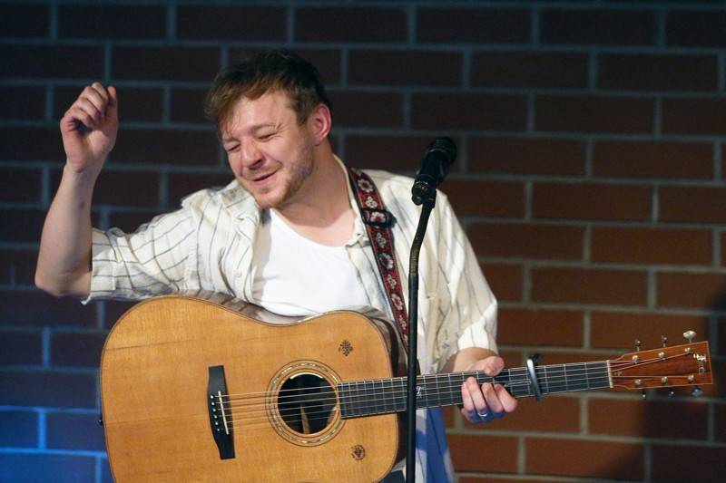 Písně Thoma Artwaye v komorní atmosféře brněnské kavárny