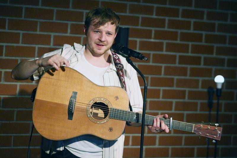 Písně Thoma Artwaye v komorní atmosféře brněnské kavárny