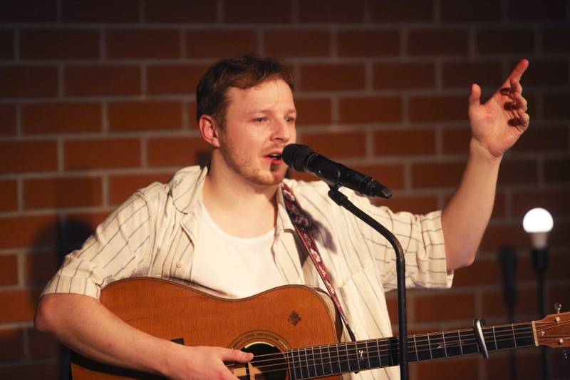 Písně Thoma Artwaye v komorní atmosféře brněnské kavárny