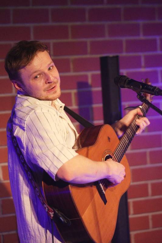 Písně Thoma Artwaye v komorní atmosféře brněnské kavárny