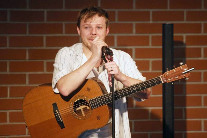 Písně Thoma Artwaye v komorní atmosféře brněnské kavárny