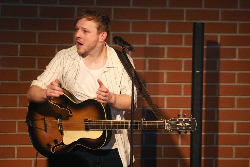 Písně Thoma Artwaye v komorní atmosféře brněnské kavárny