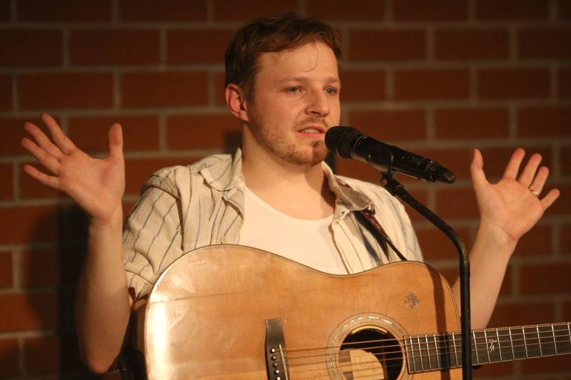 Písně Thoma Artwaye v komorní atmosféře brněnské kavárny