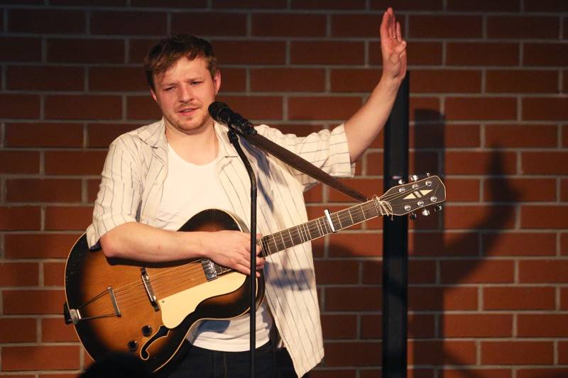 Písně Thoma Artwaye v komorní atmosféře brněnské kavárny