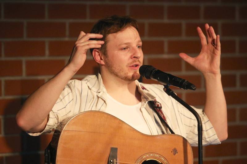 Písně Thoma Artwaye v komorní atmosféře brněnské kavárny