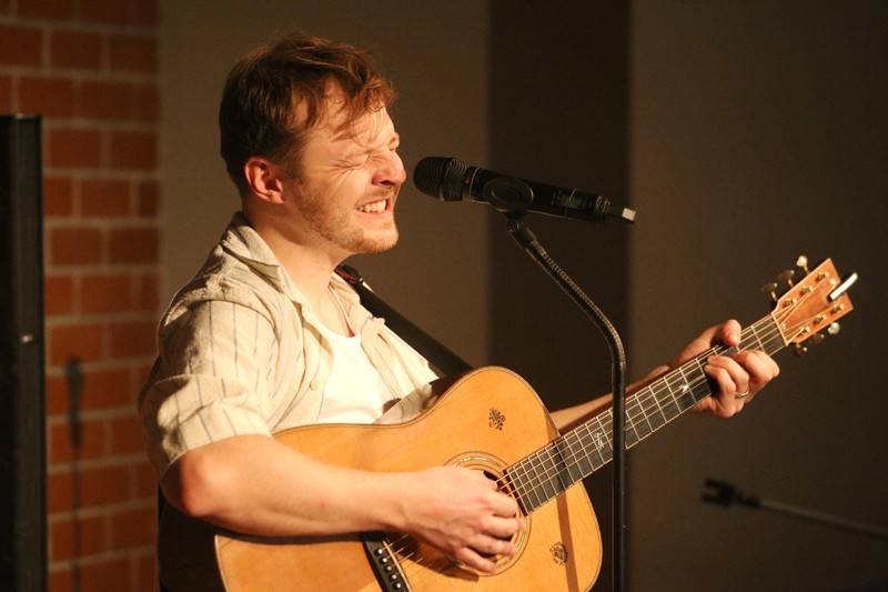 Písně Thoma Artwaye v komorní atmosféře brněnské kavárny