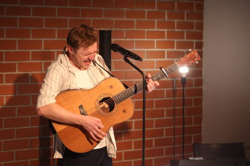 Písně Thoma Artwaye v komorní atmosféře brněnské kavárny