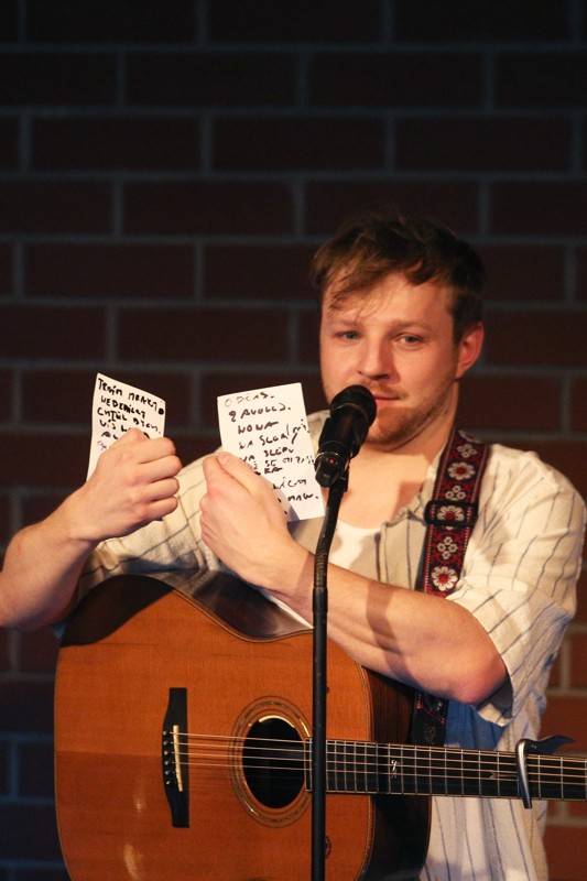 Písně Thoma Artwaye v komorní atmosféře brněnské kavárny