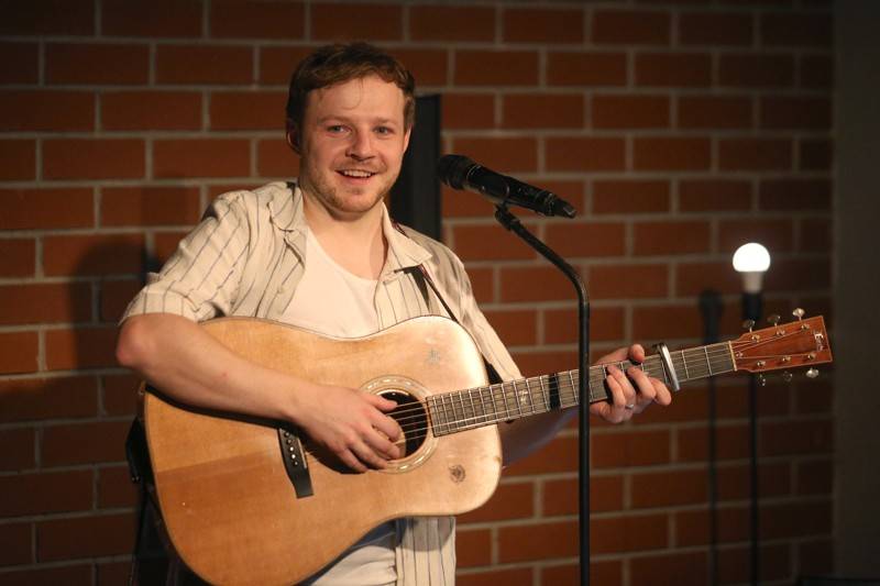 Písně Thoma Artwaye v komorní atmosféře brněnské kavárny