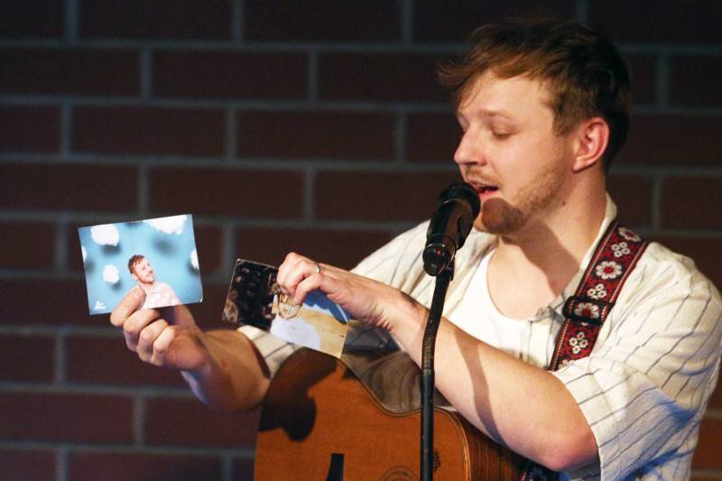 Písně Thoma Artwaye v komorní atmosféře brněnské kavárny