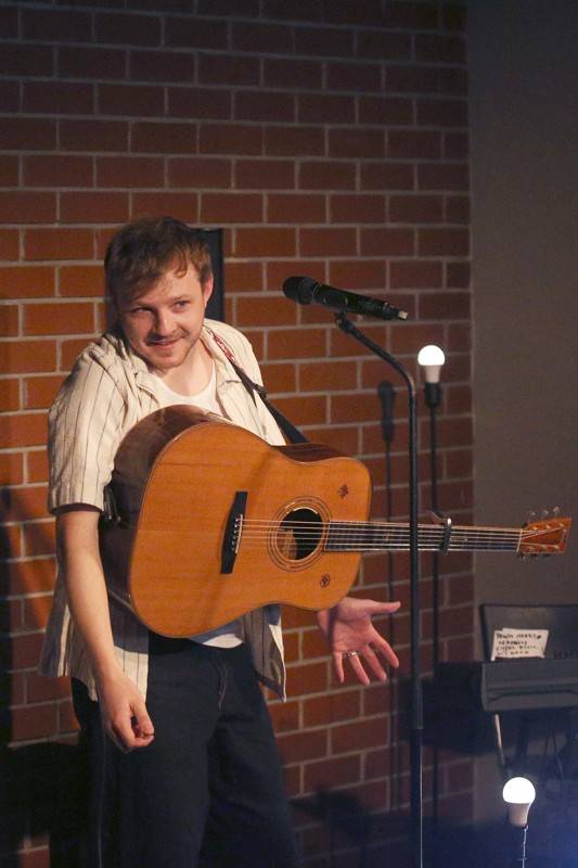 Písně Thoma Artwaye v komorní atmosféře brněnské kavárny