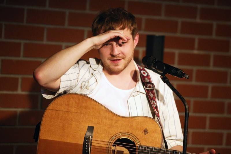 Písně Thoma Artwaye v komorní atmosféře brněnské kavárny