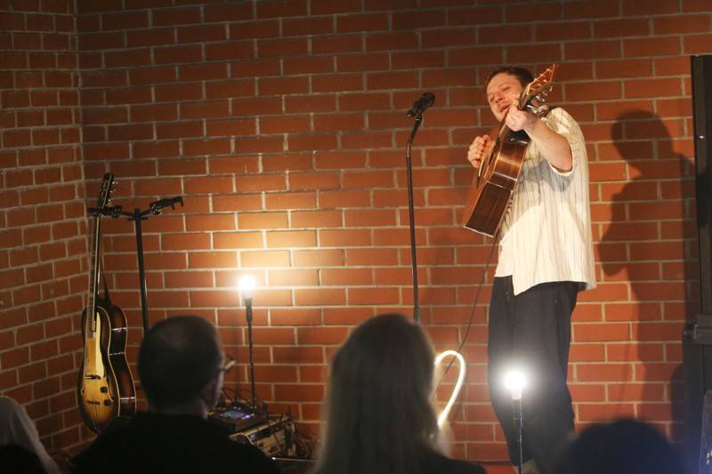 Písně Thoma Artwaye v komorní atmosféře brněnské kavárny