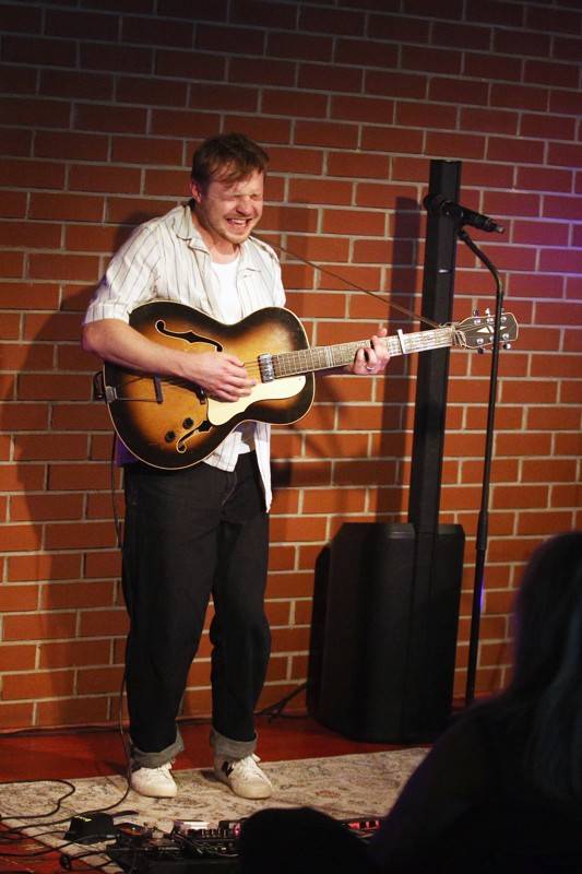 Písně Thoma Artwaye v komorní atmosféře brněnské kavárny