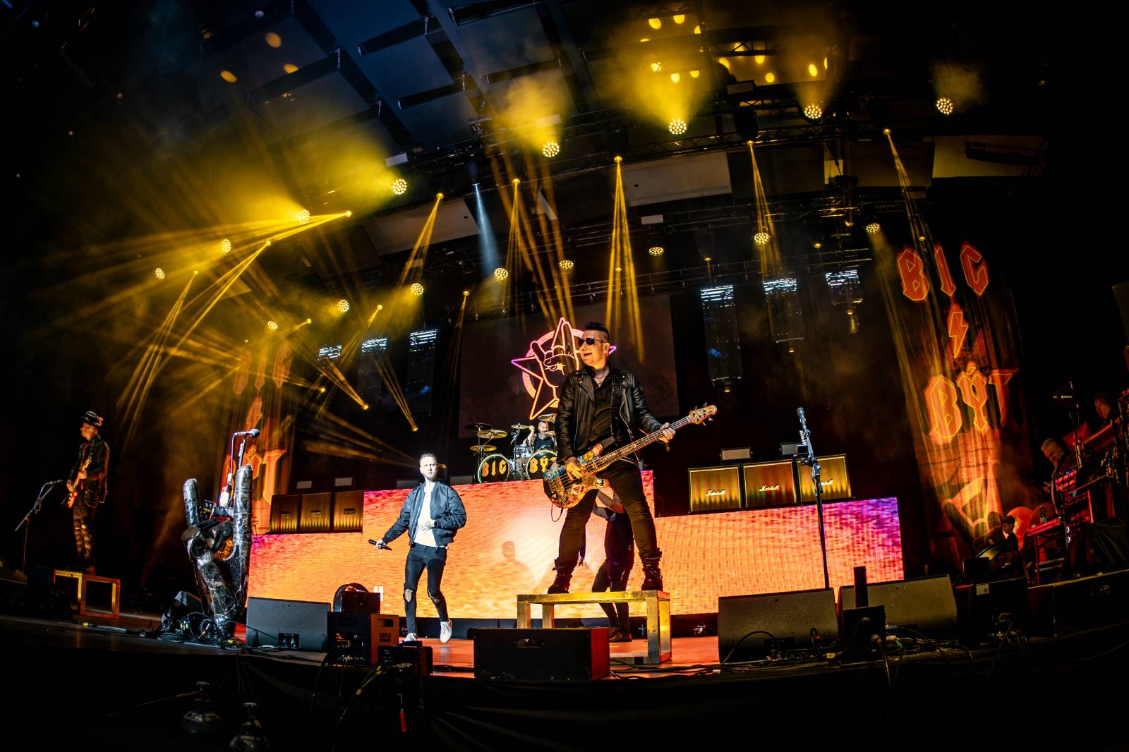 Rybičky 48 vyprodaly Forum Karlín. Nové album jim křtil Ota Váňa z Kabátu