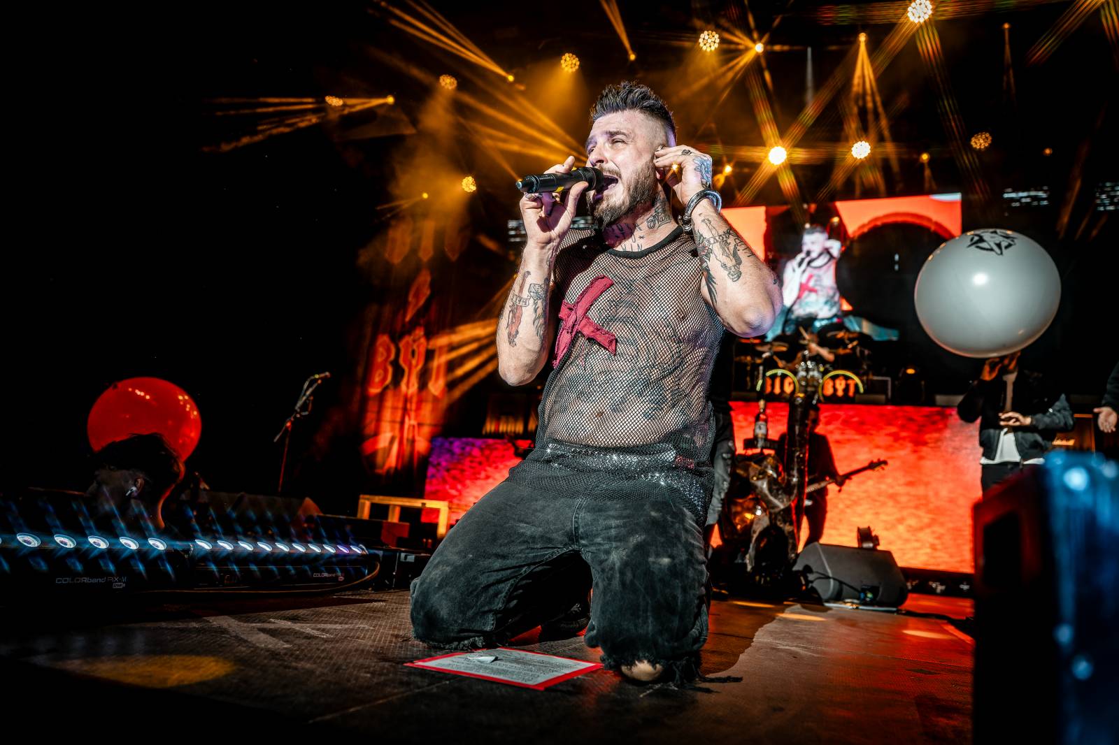 Rybičky 48 vyprodaly Forum Karlín. Nové album jim křtil Ota Váňa z Kabátu