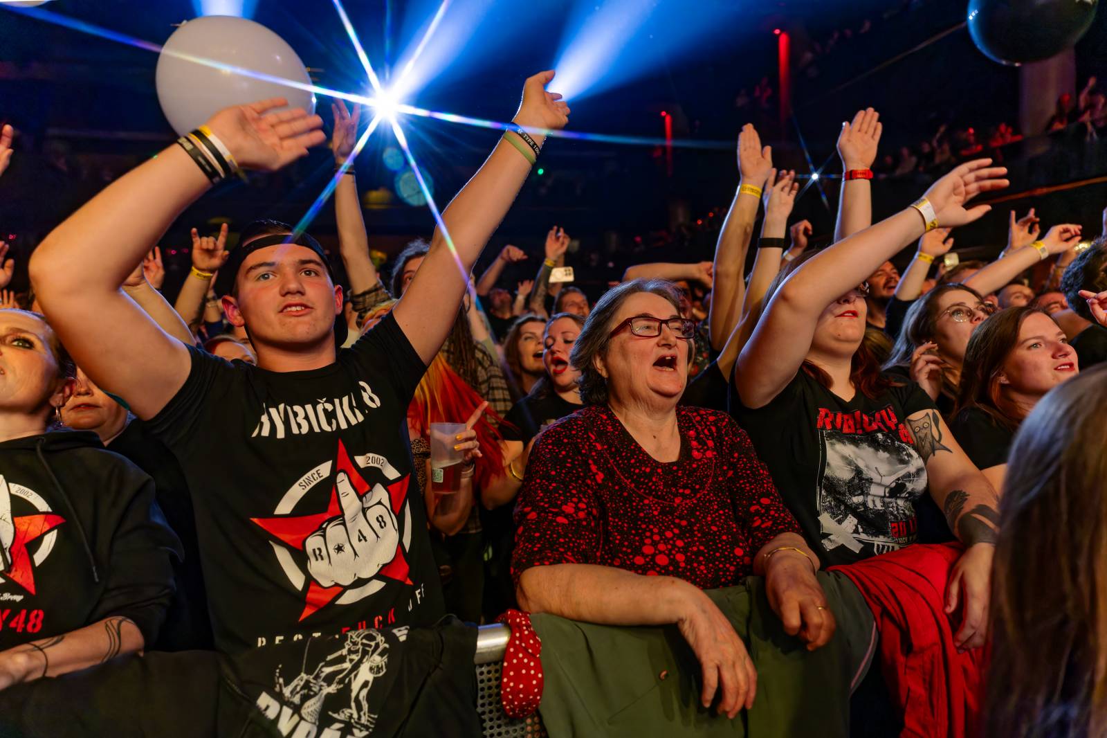 Rybičky 48 vyprodaly Forum Karlín. Nové album jim křtil Ota Váňa z Kabátu