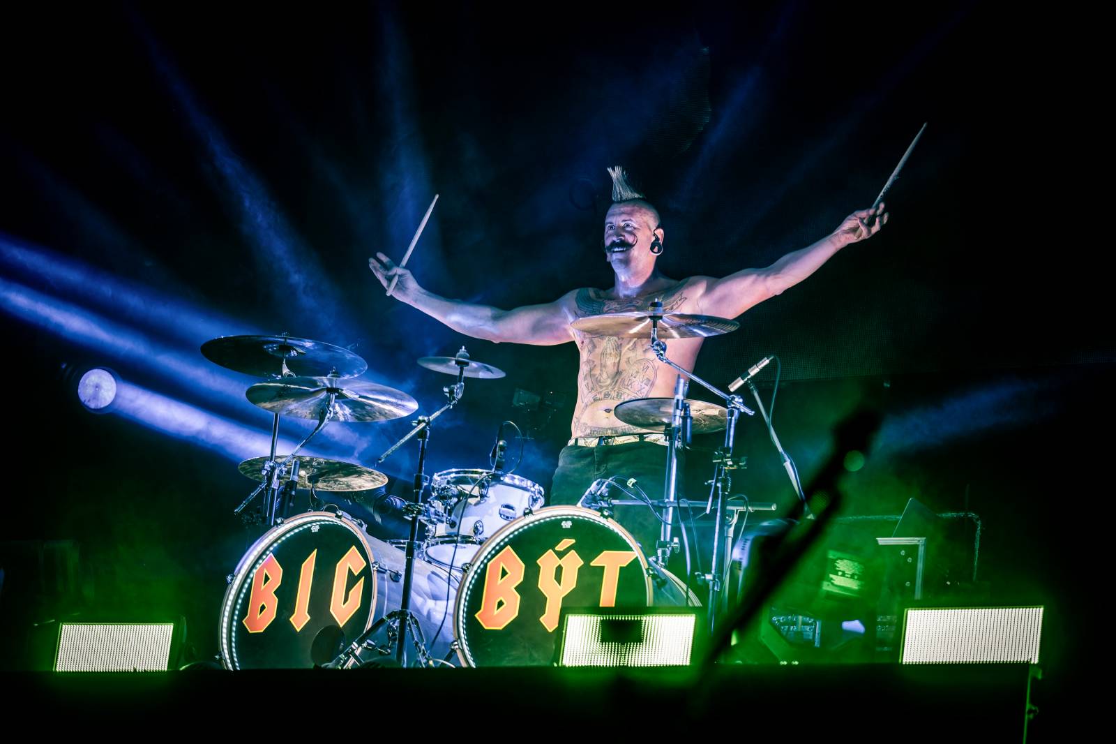 Rybičky 48 vyprodaly Forum Karlín. Nové album jim křtil Ota Váňa z Kabátu