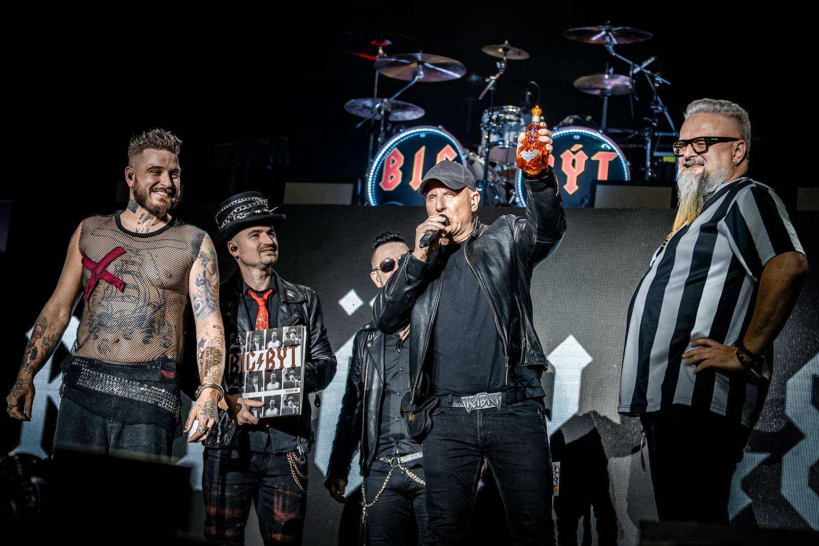 Rybičky 48 vyprodaly Forum Karlín. Nové album jim křtil Ota Váňa z Kabátu