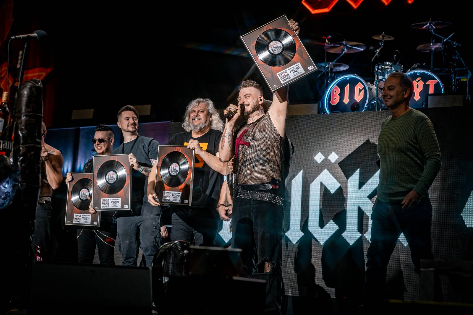 Rybičky 48 vyprodaly Forum Karlín. Nové album jim křtil Ota Váňa z Kabátu