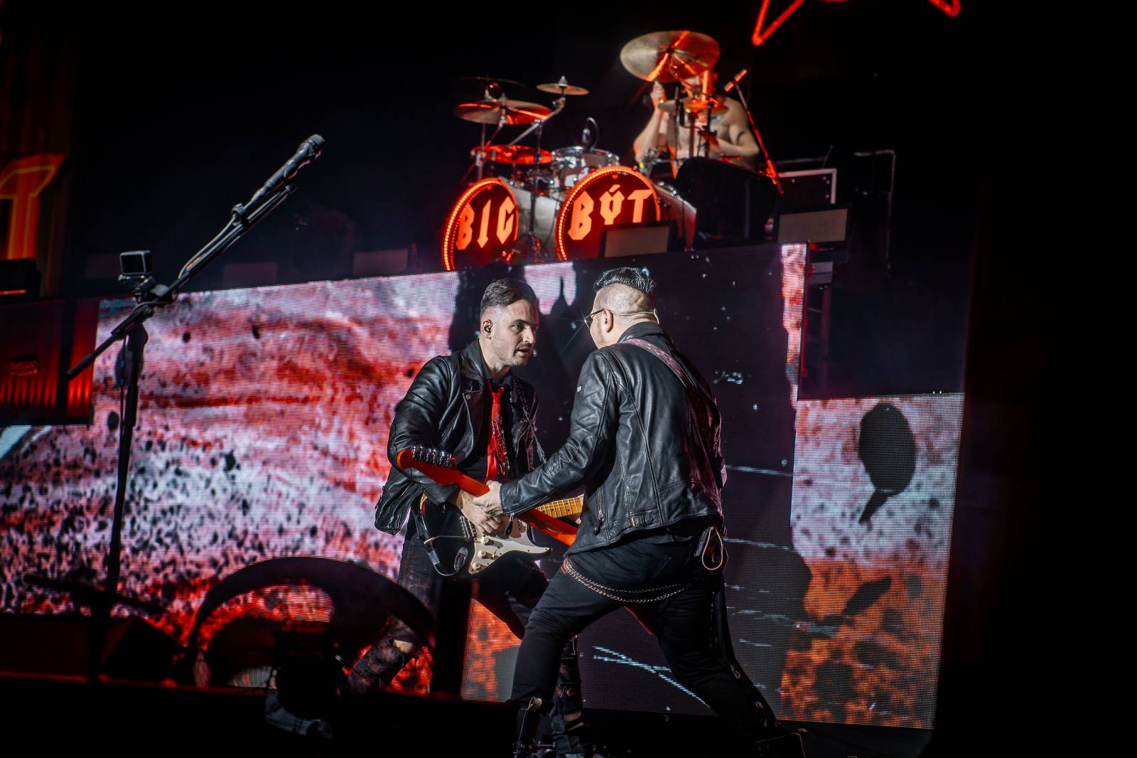 Rybičky 48 vyprodaly Forum Karlín. Nové album jim křtil Ota Váňa z Kabátu