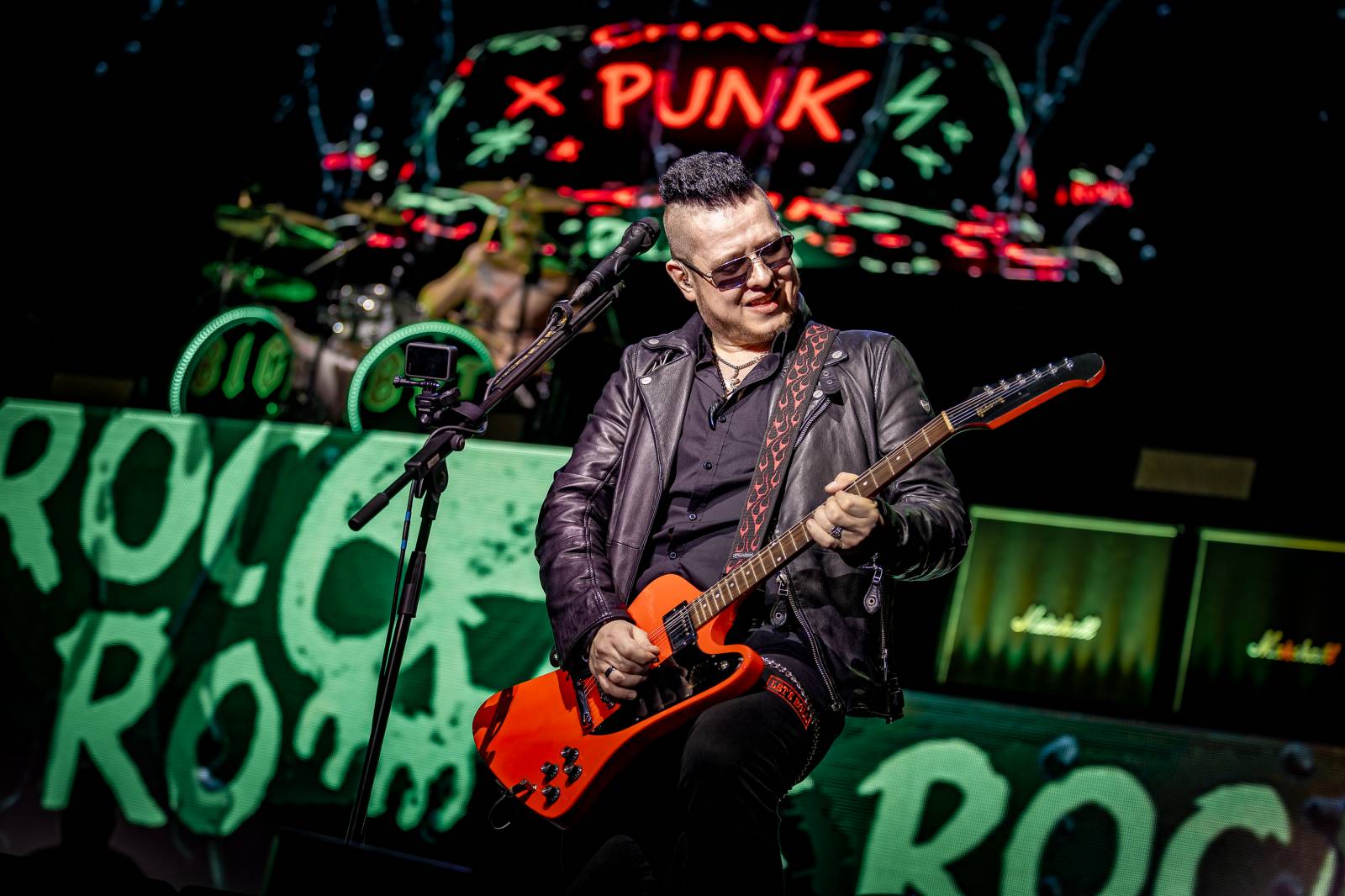 Rybičky 48 vyprodaly Forum Karlín. Nové album jim křtil Ota Váňa z Kabátu