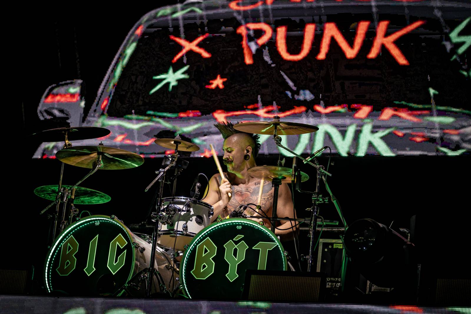 Rybičky 48 vyprodaly Forum Karlín. Nové album jim křtil Ota Váňa z Kabátu