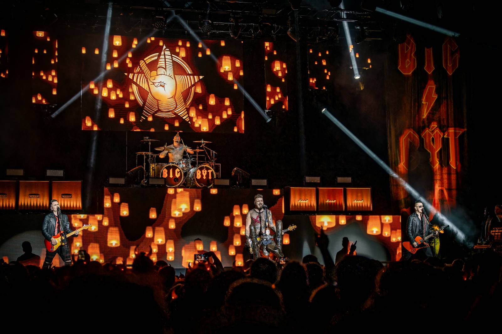 Rybičky 48 vyprodaly Forum Karlín. Nové album jim křtil Ota Váňa z Kabátu