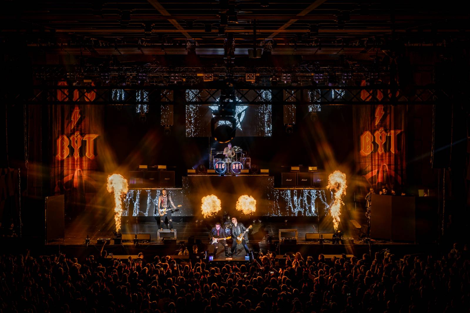 Rybičky 48 vyprodaly Forum Karlín. Nové album jim křtil Ota Váňa z Kabátu