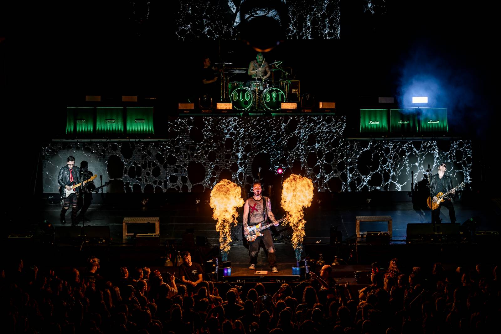 Rybičky 48 vyprodaly Forum Karlín. Nové album jim křtil Ota Váňa z Kabátu