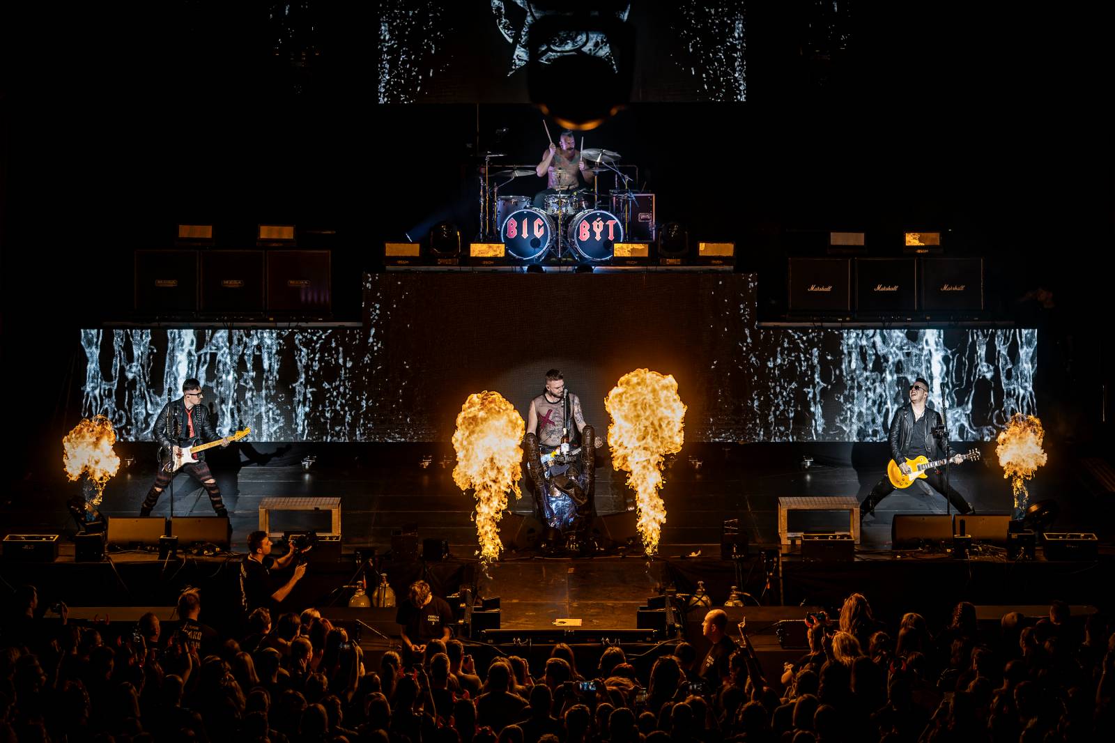 Rybičky 48 vyprodaly Forum Karlín. Nové album jim křtil Ota Váňa z Kabátu