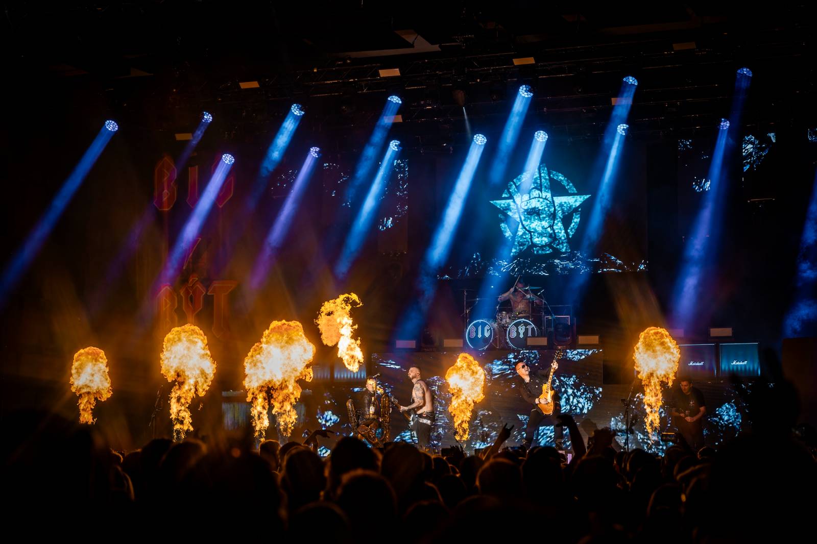 Rybičky 48 vyprodaly Forum Karlín. Nové album jim křtil Ota Váňa z Kabátu