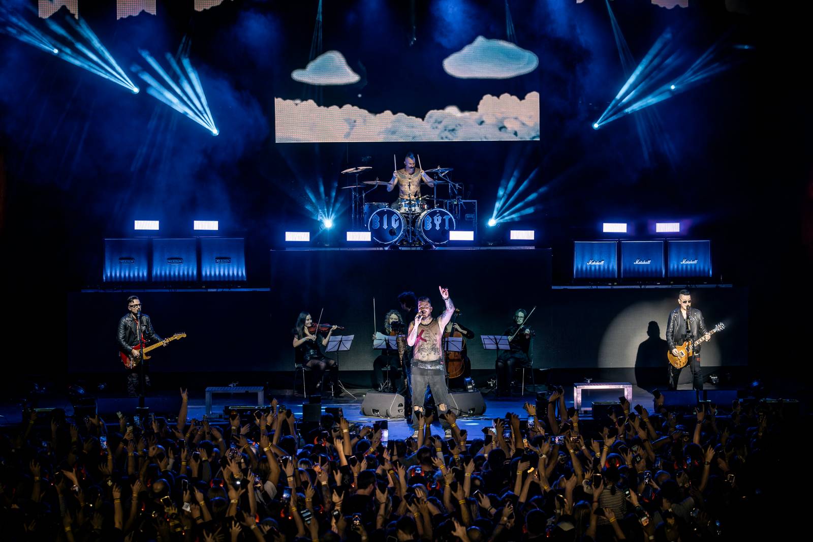 Rybičky 48 vyprodaly Forum Karlín. Nové album jim křtil Ota Váňa z Kabátu